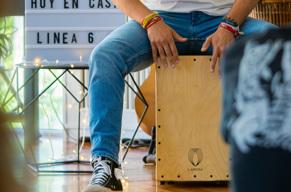 Chico tocando el cajón flamenco en un local